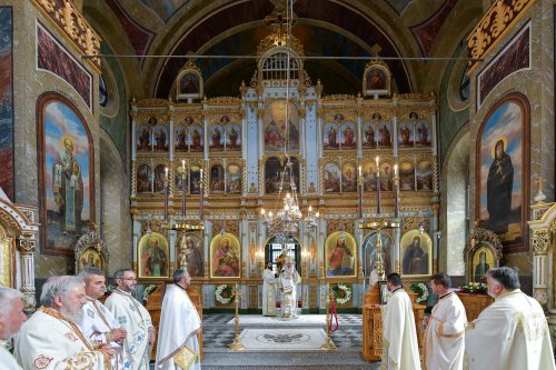 Patriarhul României a resfințit biserica istorică „Sfânta Vineri” din Ploiești Poza 225965