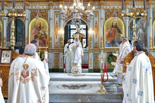 Patriarhul României a resfințit biserica istorică „Sfânta Vineri” din Ploiești Poza 225966