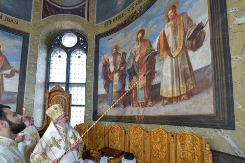 Patriarhul României a resfințit biserica istorică „Sfânta Vineri” din Ploiești Poza 225968