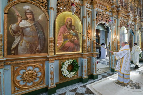 Patriarhul României a resfințit biserica istorică „Sfânta Vineri” din Ploiești Poza 225971