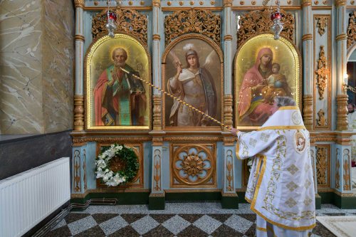 Patriarhul României a resfințit biserica istorică „Sfânta Vineri” din Ploiești Poza 225972