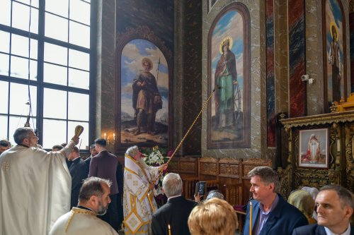 Patriarhul României a resfințit biserica istorică „Sfânta Vineri” din Ploiești Poza 225973