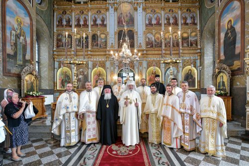 Patriarhul României a resfințit biserica istorică „Sfânta Vineri” din Ploiești Poza 225974