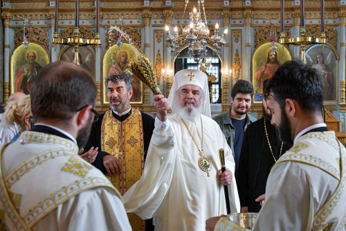 Patriarhul României a resfințit biserica istorică „Sfânta Vineri” din Ploiești Poza 225975