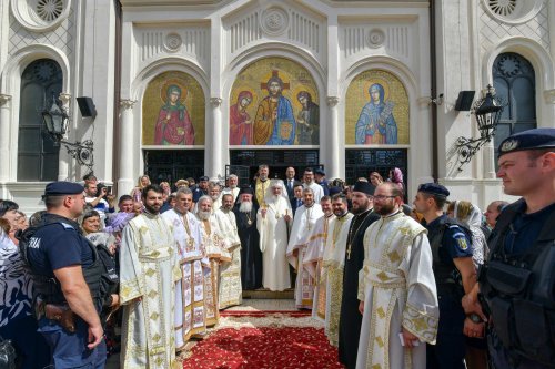 Patriarhul României a resfințit biserica istorică „Sfânta Vineri” din Ploiești Poza 225976