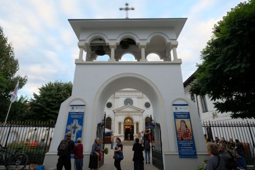 Procesiunea „Calea Sfintei Cruci, scară către Cer”, la Biserica „Sfântul Vasile cel Mare” de pe Calea Victoriei Poza 226205