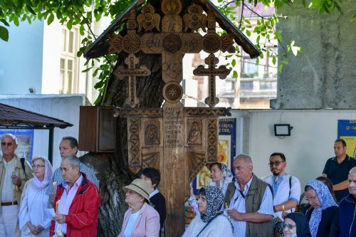 Procesiune cu lemnul Sfintei Cruci în Capitală Poza 226389
