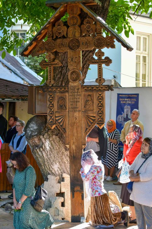 Procesiune cu lemnul Sfintei Cruci în Capitală Poza 226404