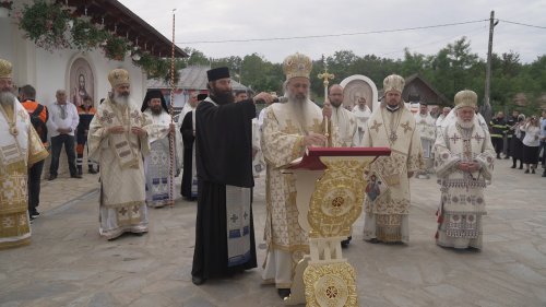 Opt arhierei la slujba de târnosire a Bisericii „Sfântul Nicolae” Hlipiceni, Botoșani Poza 226553