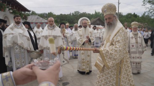 Opt arhierei la slujba de târnosire a Bisericii „Sfântul Nicolae” Hlipiceni, Botoșani Poza 226554
