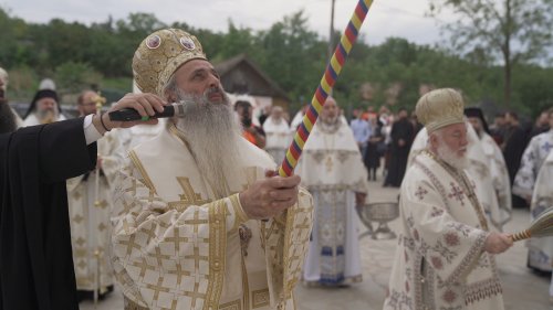 Opt arhierei la slujba de târnosire a Bisericii „Sfântul Nicolae” Hlipiceni, Botoșani Poza 226555
