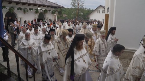 Opt arhierei la slujba de târnosire a Bisericii „Sfântul Nicolae” Hlipiceni, Botoșani Poza 226556