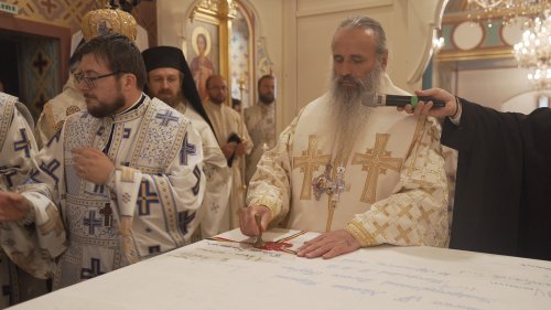 Opt arhierei la slujba de târnosire a Bisericii „Sfântul Nicolae” Hlipiceni, Botoșani Poza 226562