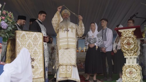 Opt arhierei la slujba de târnosire a Bisericii „Sfântul Nicolae” Hlipiceni, Botoșani Poza 226574