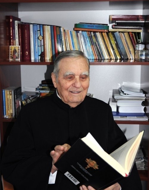 Părintele profesor Gheorghe Drăgulin sau despre iubirea față de Biserica pe care a slujit‑o Poza 226631