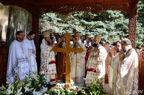 Praznicul Înălțării Sfintei Cruci la Mănăstirea Prislop, Hunedoara Poza 226633