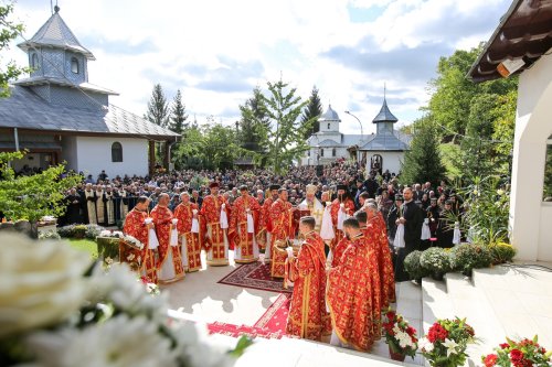 Hramul Mănăstirii Brazi și moment aniversar pentru ierarhul locului Poza 227170