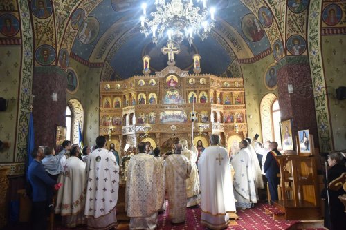 Biserica „Sfântul Nicolae” din Voila, judeţul Braşov, a fost sfinţită Poza 227363