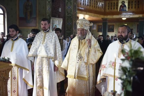 Biserica „Sfântul Nicolae” din Voila, judeţul Braşov, a fost sfinţită Poza 227366