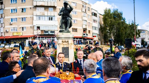 Eveniment comemorativ la Fălticeni, la împlinirea a 100 de ani de la dezvelirea statuii eroilor Regimentului 2 Grăniceri Poza 227410