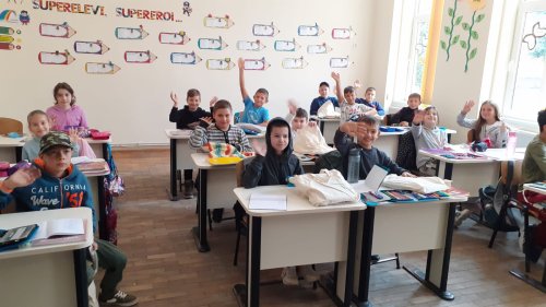 Peste 500 de elevi din Arhiepiscopia Sibiului au primit rechizite Poza 227500