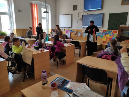 Peste 500 de elevi din Arhiepiscopia Sibiului au primit rechizite Poza 227503