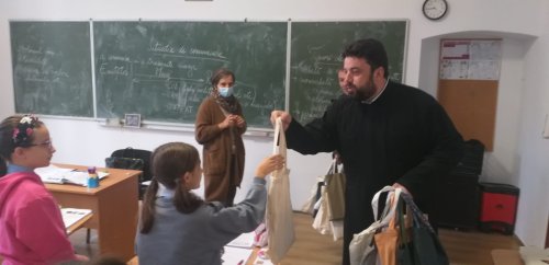 Peste 500 de elevi din Arhiepiscopia Sibiului au primit rechizite Poza 227505