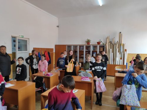 Peste 500 de elevi din Arhiepiscopia Sibiului au primit rechizite Poza 227506