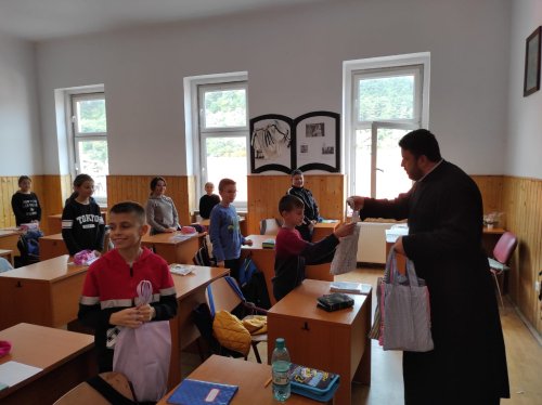 Peste 500 de elevi din Arhiepiscopia Sibiului au primit rechizite Poza 227507