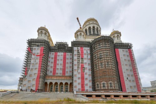 Catedrala Mântuirii Neamului la început de toamnă  Poza 227749