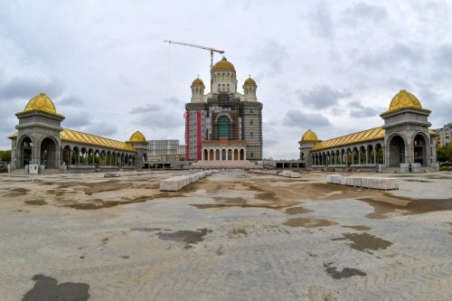 Catedrala Mântuirii Neamului la început de toamnă  Poza 227751