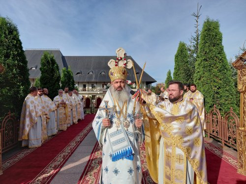 PS Părinte Episcop Antonie prezent la hramul Mănăstirii Hadâmbu Poza 228264