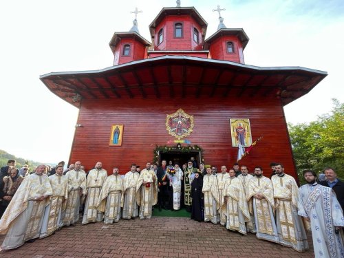 Doi ierarhi la hramul Metocului chiriarhal de la Valea Budului Poza 228369