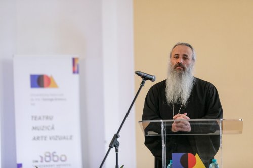IPS Mitropolit Teofan în mijlocul studenților de la Universitatea de Arte Iași  Poza 228428