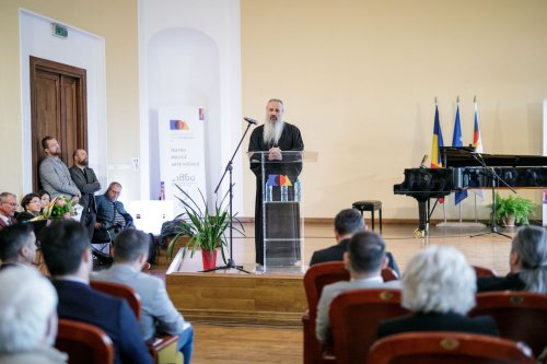 IPS Mitropolit Teofan în mijlocul studenților de la Universitatea de Arte Iași  Poza 228429