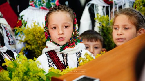 Liturghia copiilor în Arhiepiscopia Sucevei și Rădăuților, de Ziua Mondială a Educației Poza 228431