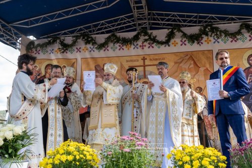 Trei ierarhi au sfințit biserica din Lucăcești, Bacău Poza 228460
