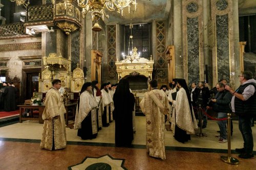 Sfânta Cuvioasă Parascheva își așteaptă pelerinii în curtea catedralei Poza 228849