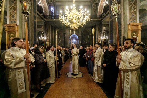 Sfânta Cuvioasă Parascheva își așteaptă pelerinii în curtea catedralei Poza 228853
