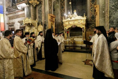 Sfânta Cuvioasă Parascheva își așteaptă pelerinii în curtea catedralei Poza 228855