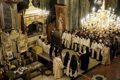 Sfânta Cuvioasă Parascheva își așteaptă pelerinii în curtea catedralei Poza 228857