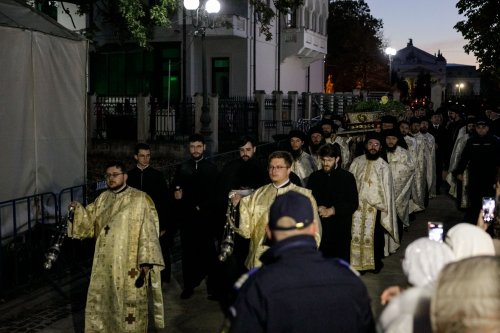 Sfânta Cuvioasă Parascheva își așteaptă pelerinii în curtea catedralei Poza 228881