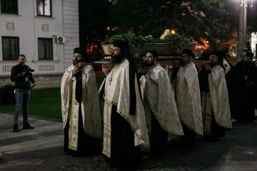 Sfânta Cuvioasă Parascheva își așteaptă pelerinii în curtea catedralei Poza 228884