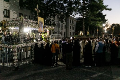 Sfânta Cuvioasă Parascheva își așteaptă pelerinii în curtea catedralei Poza 228886