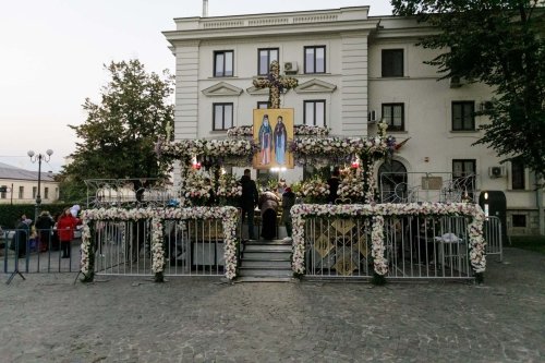 Sfânta Cuvioasă Parascheva își așteaptă pelerinii în curtea catedralei Poza 228894