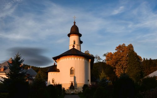Cea mai mare mănăstire de maici din România a îmbrăcat veșmântul resfințirii Poza 228992