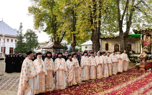 Cea mai mare mănăstire de maici din România a îmbrăcat veșmântul resfințirii Poza 228994