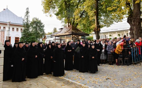 Cea mai mare mănăstire de maici din România a îmbrăcat veșmântul resfințirii Poza 228995