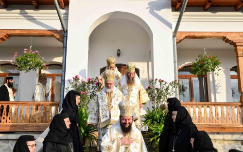 Cea mai mare mănăstire de maici din România a îmbrăcat veșmântul resfințirii Poza 228996