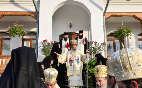 Cea mai mare mănăstire de maici din România a îmbrăcat veșmântul resfințirii Poza 228997